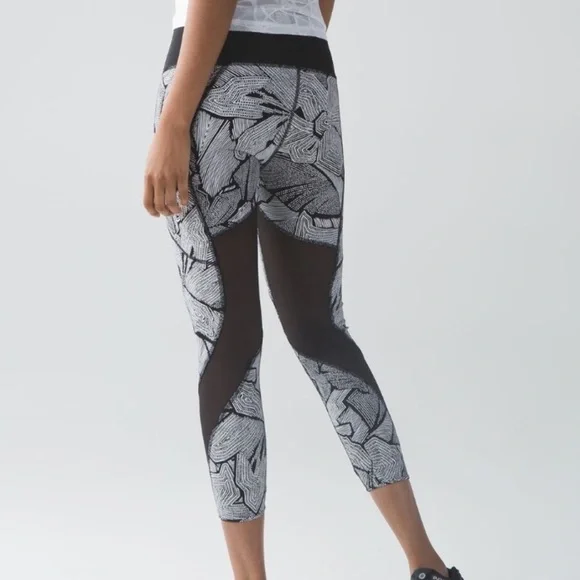 Lululemon Goal Crusher 7/8 Tight in Dottie Tribe White Black / Black - Picture 3 of 16